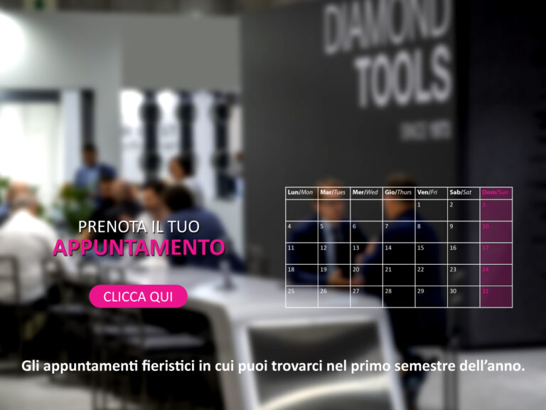 Testo "Prenota un appuntamento" con sfondo di incontri in fiera per il settore lapideo e ceramico (esposizione di utensili diamantati).